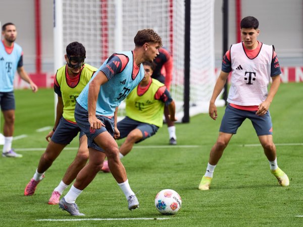 和业众 拜仁官方：比朔夫在阑尾手术后首次恢复部分合练